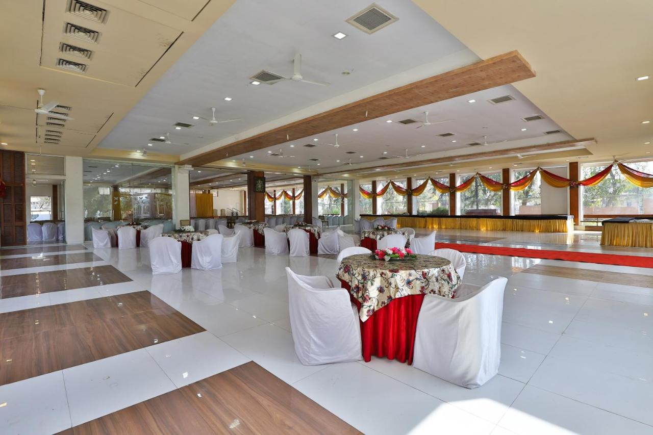 collection o vadodara airport formerly milan party hall