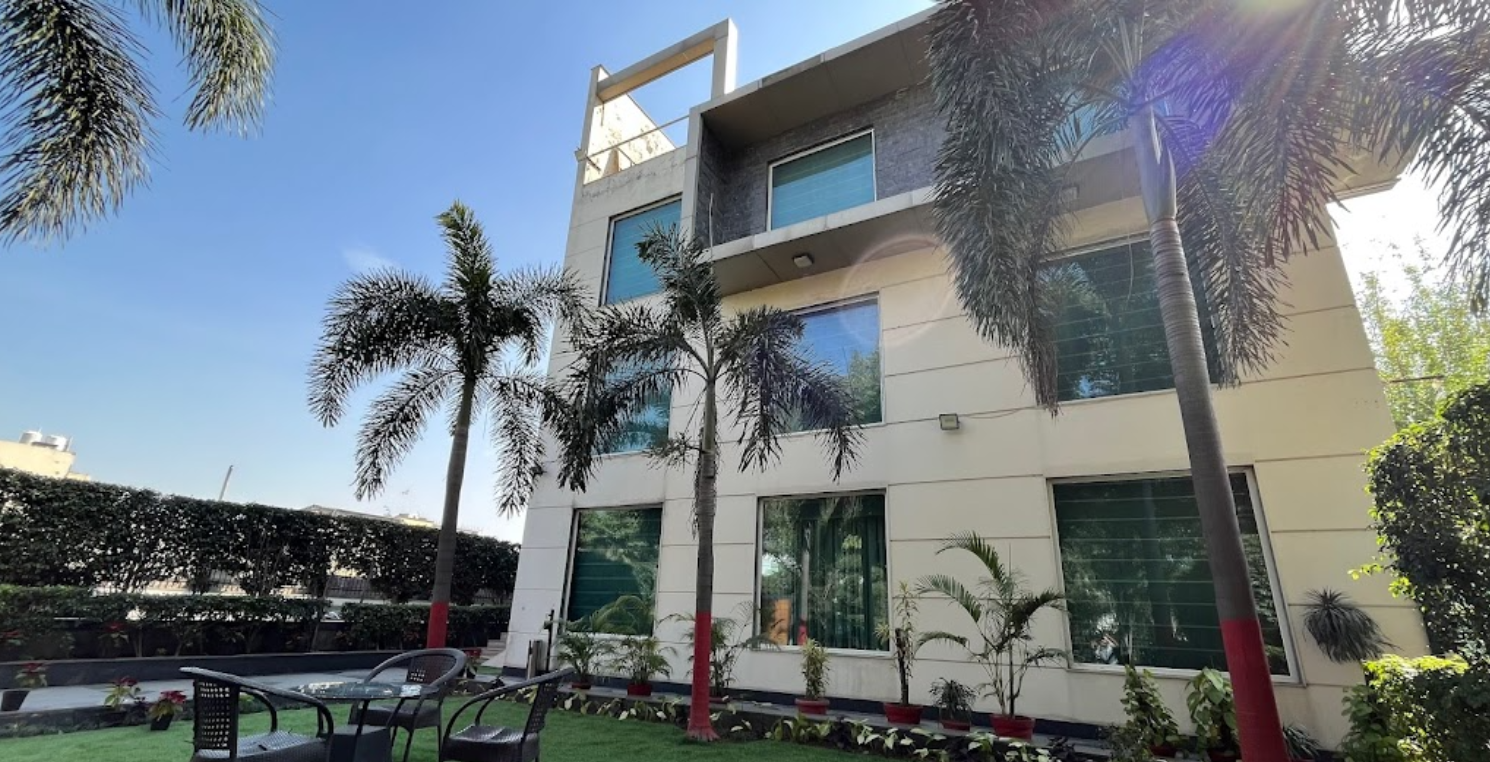 Yuhi Mansions | A Boutique Stay,Sector 45,3 star