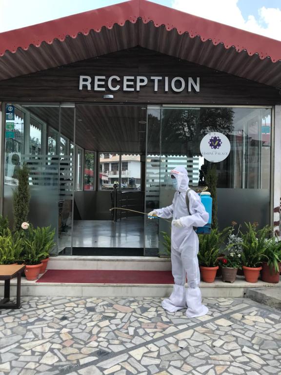 Hotel Vishnu Palace,Gandhi Chowk,3 star