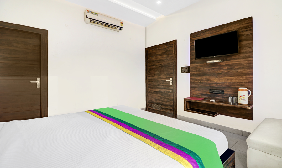 itsy hotels anjali mahal 500 mtrs from mathura railway station