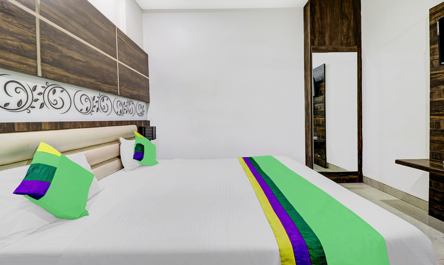 itsy hotels anjali mahal 500 mtrs from mathura railway station