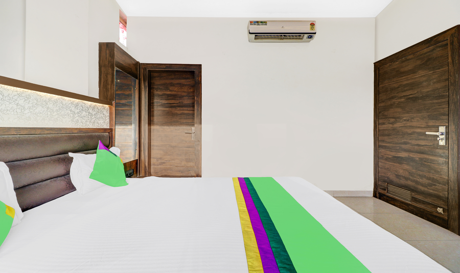 itsy hotels anjali mahal 500 mtrs from mathura railway station