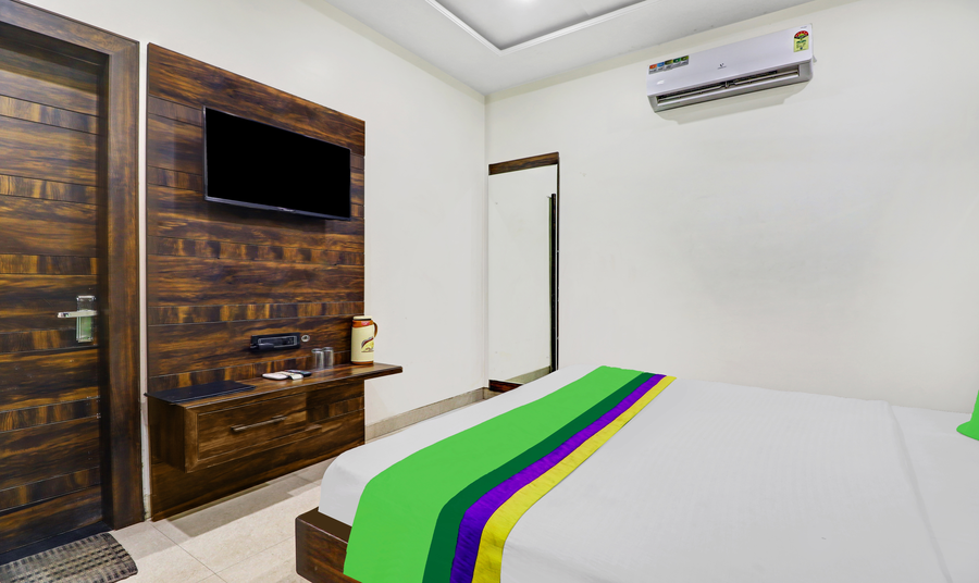 itsy hotels anjali mahal 500 mtrs from mathura railway station