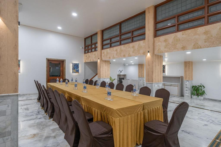 hotel apex surat
