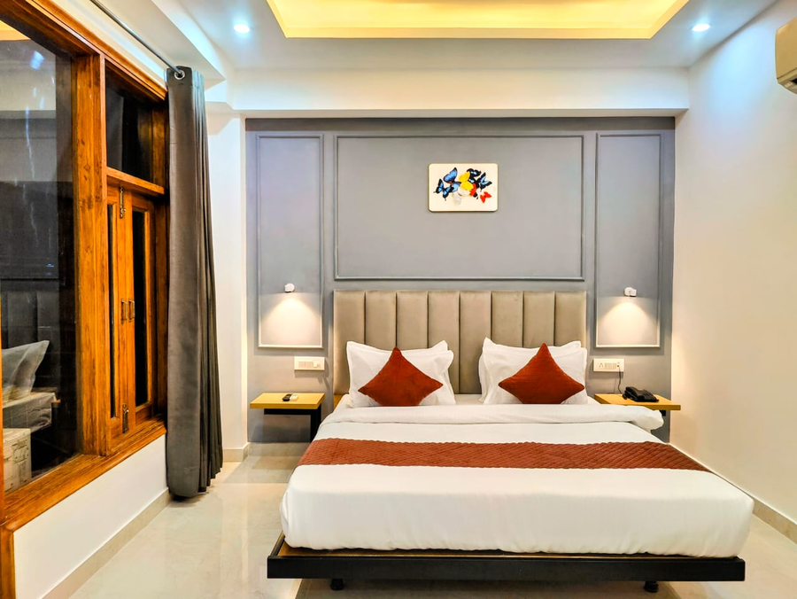 Hotel Mavens White Near Artemis Hospital,Sector 52,3 star