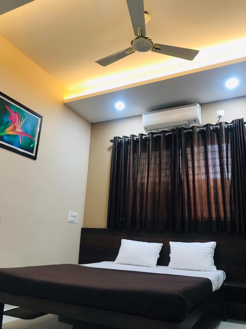 Lotus Yatri Niwas,196 'A' Ward, Rankala Tower, Near Jaul Bal Ganesh Mandir, Kolhapur, Maharashtra 416012,4 star