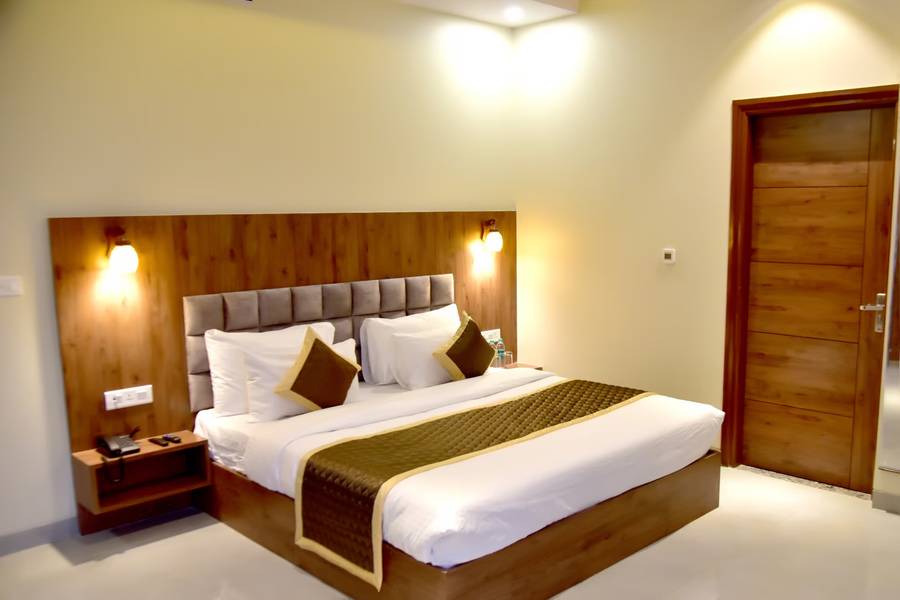 Hotel Aarna,Keshar Vihar,4 star