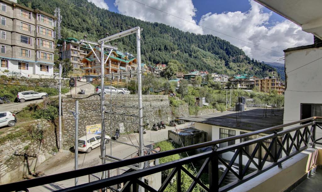 Hotel Chichoga Holiday Inn Manali,Aleo,3 star
