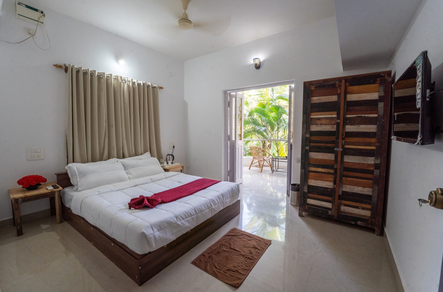 the woodpegger by the beach