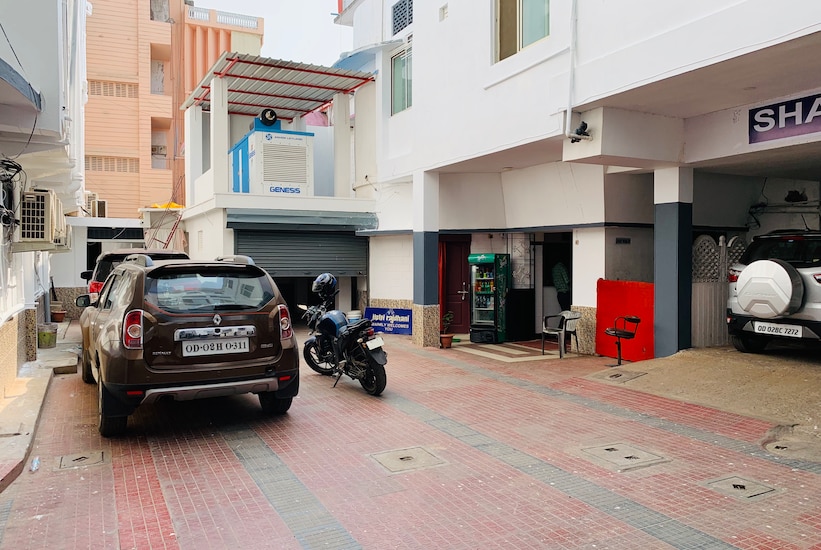 Hotel Rajdhani,Station Square, Cuttack - Puri Bypass Rd, Opposite Indian Oil Petrol Pump, Bhubaneswar, Odisha 751006,3 star
