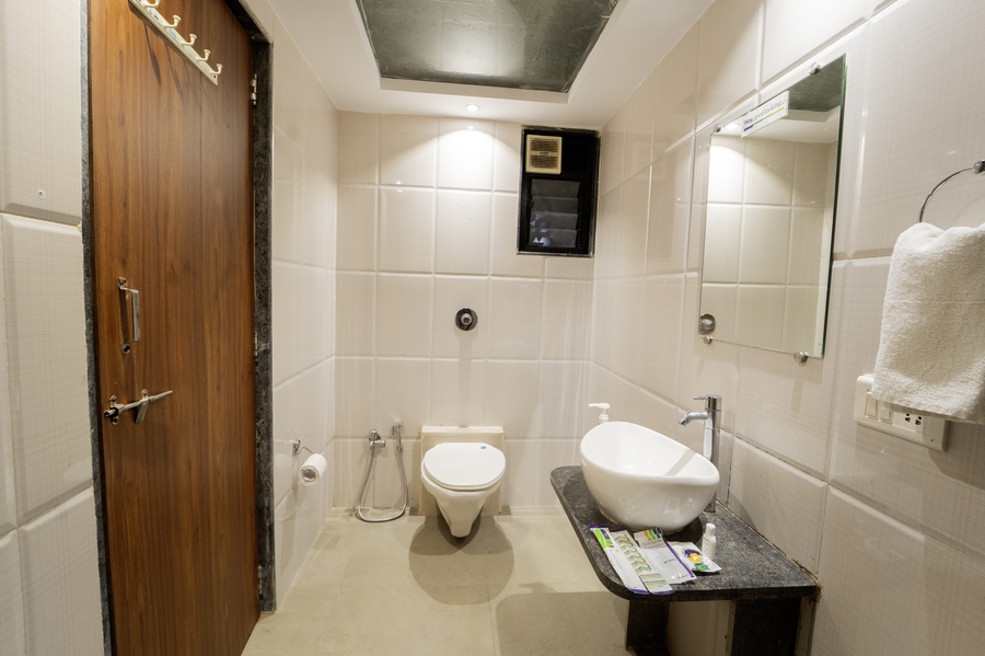 treebo kuber palace with swimming pool