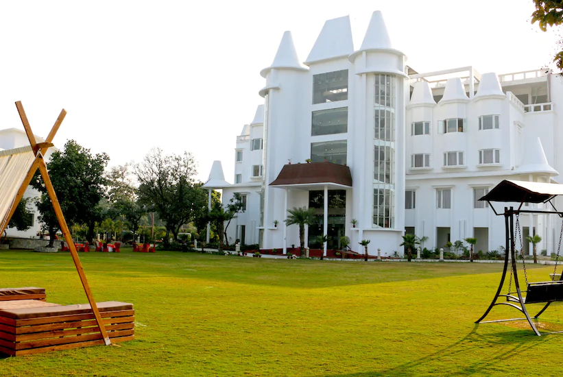 Tiaraa Hotels And Resorts,Nayagaon Chauhan,4 star