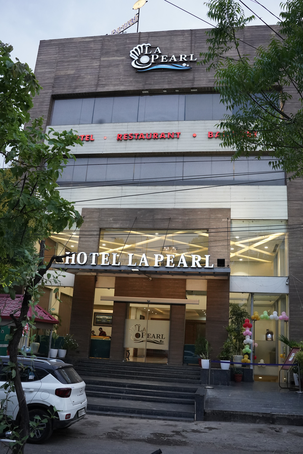Hotel La Pearl,Narmadapuram Road,3 star