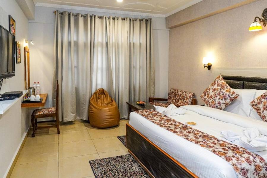 Click Sunburry Hotel Srinagar,Dal Lake,3 star