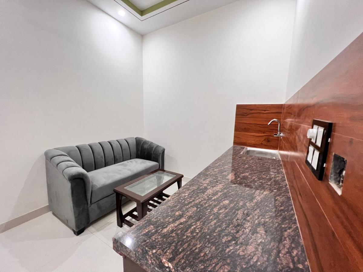 Hr Grand Hotel,256/9, New Delhi Main Rd, Behind Apollo Hospital, Pocket 10B, Jasola, New Delhi, Delhi 110025,3 star