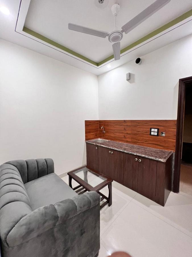 Hr Grand Hotel,256/9, New Delhi Main Rd, Behind Apollo Hospital, Pocket 10B, Jasola, New Delhi, Delhi 110025,3 star