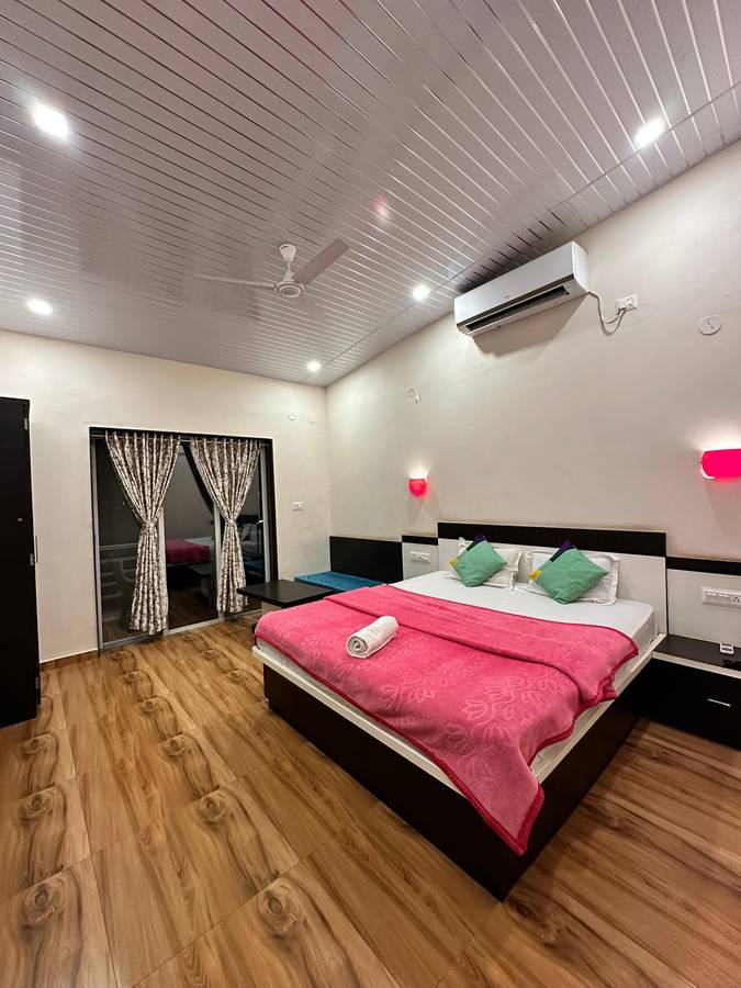 breeze mansion with mountain view