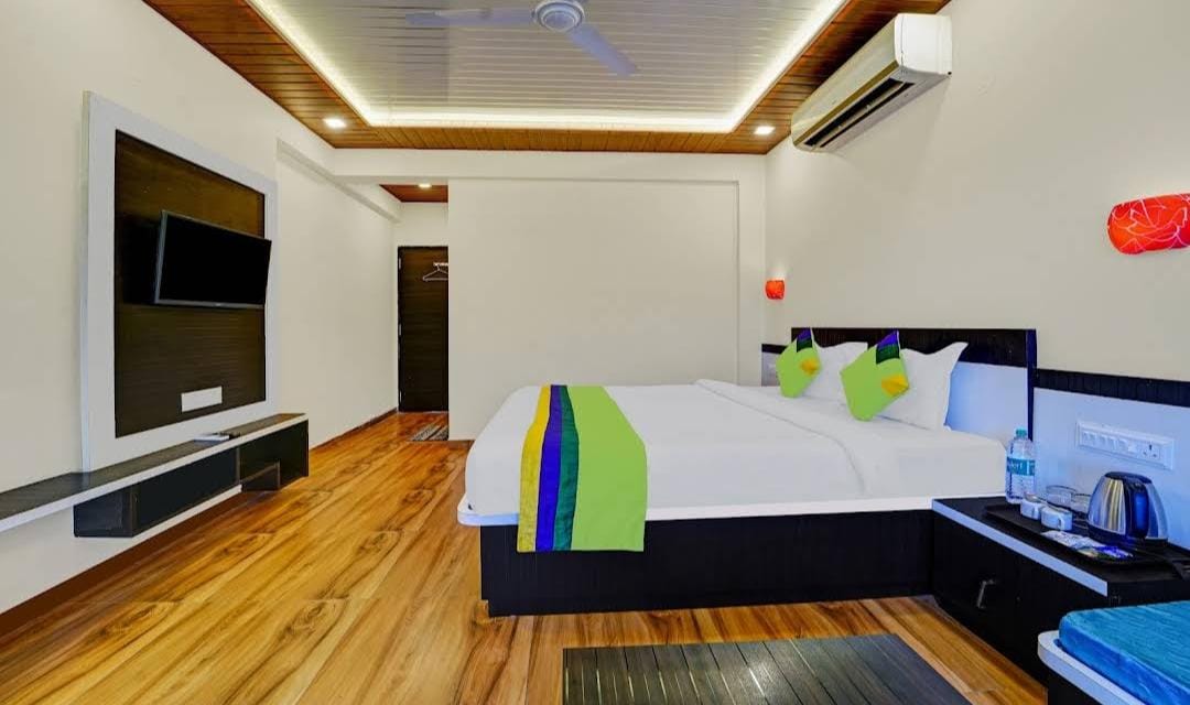 breeze mansion with mountain view