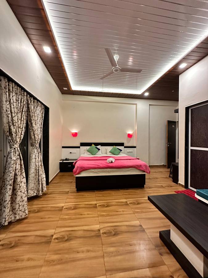 breeze mansion with mountain view