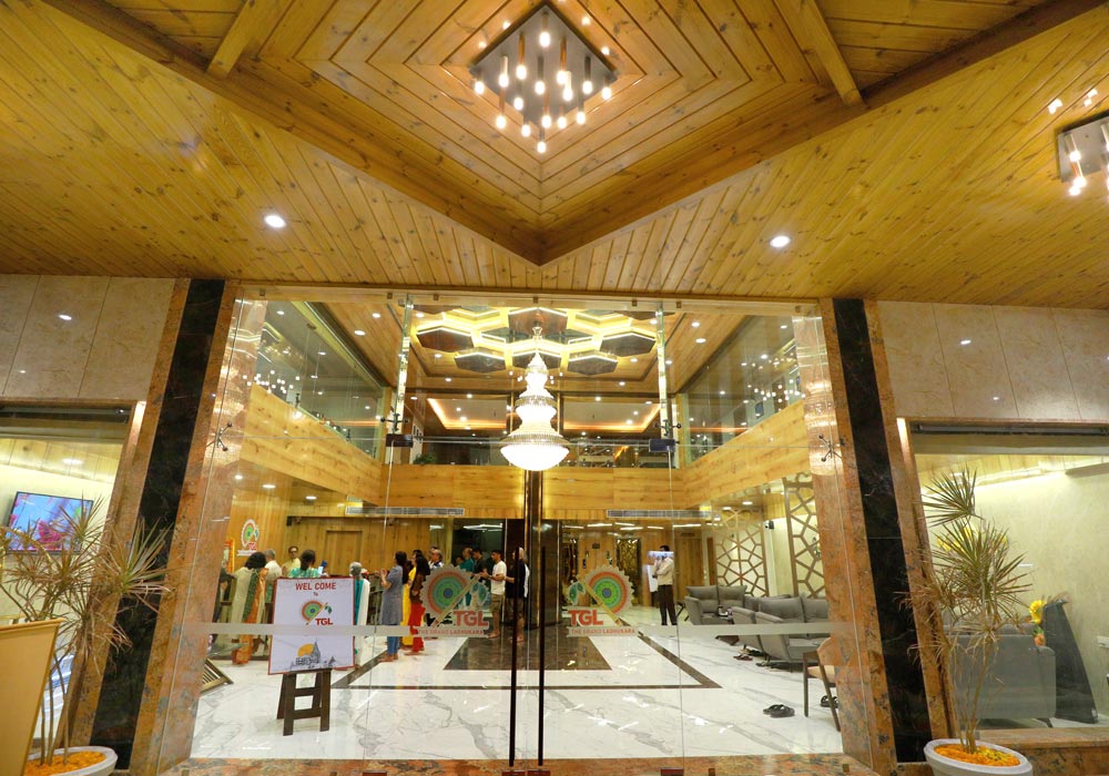 Hotel The Grand Ladhukara