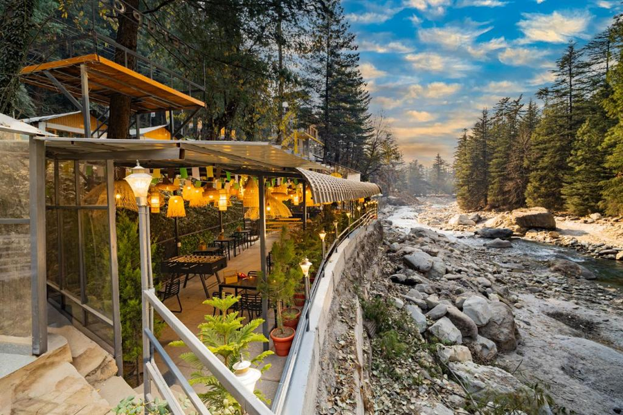 the hosteller kasol riverside