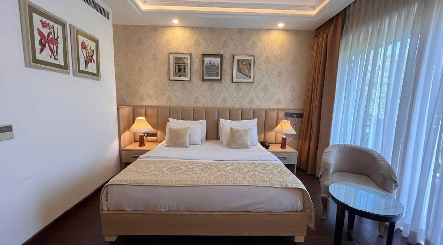 The Woodbury,Dlf Phase 1,3 star