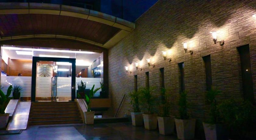 Eddison Hotel,Sector 14,3 star