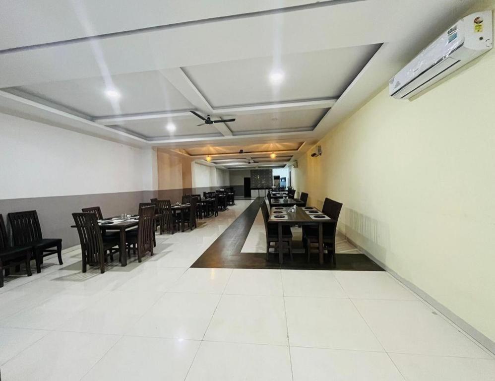 Hotel Jmc Lavish Pithampur,Pithampur Rd, Pithampur Industrial Area, Pithampur, Madhya Pradesh, 454775 Akolia, India,3 star
