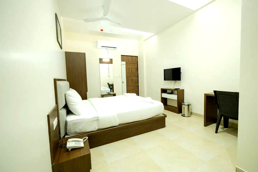 Hotel Aaradhya Adorer,Zero Point, Zarap Patradevi Highway, Akeri Kudal Sindhudurg , Pin 416520,3 star