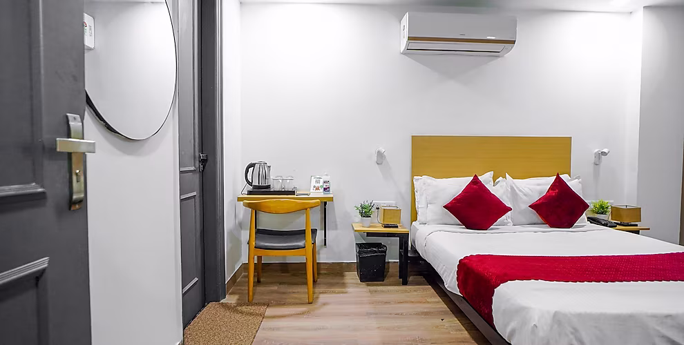 saltstayz express golf course road and dlf phase 1