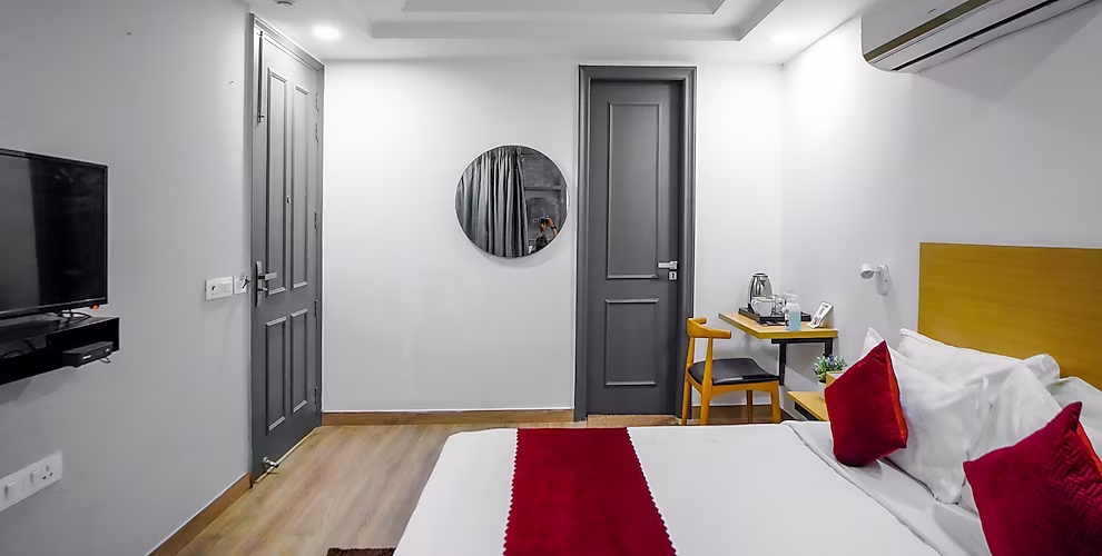 saltstayz express golf course road and dlf phase 1