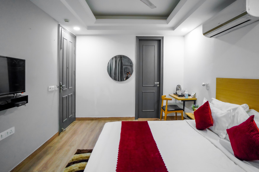 saltstayz express golf course road and dlf phase 1