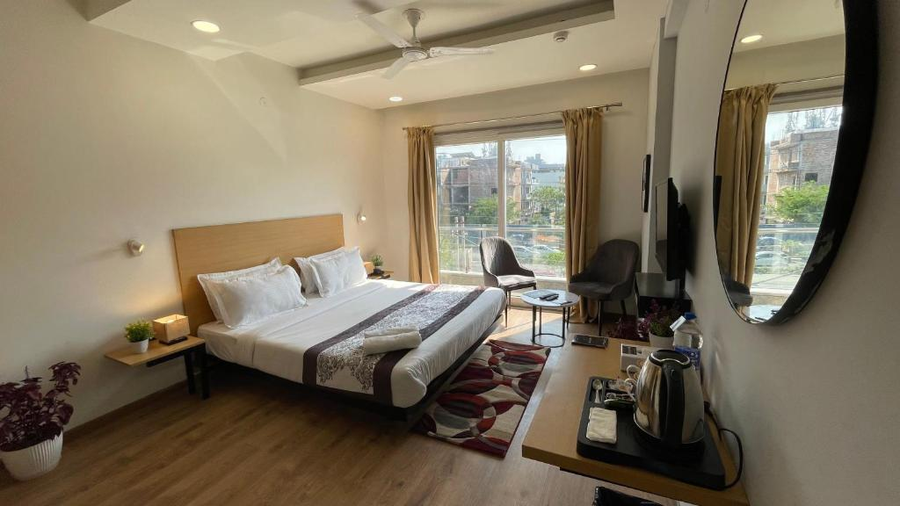 saltstayz express medicity near medanta hospital