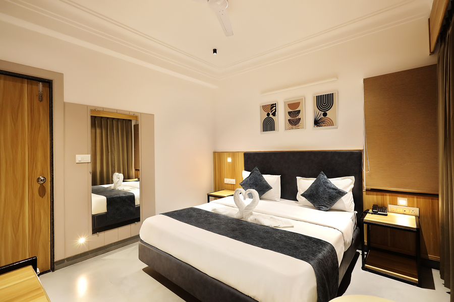 hotel sparkle inn just 400 meters from udaipur railway station