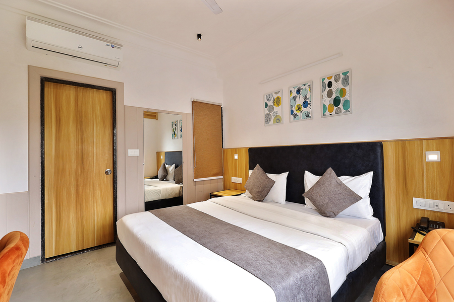 hotel sparkle inn just 400 meters from udaipur railway station