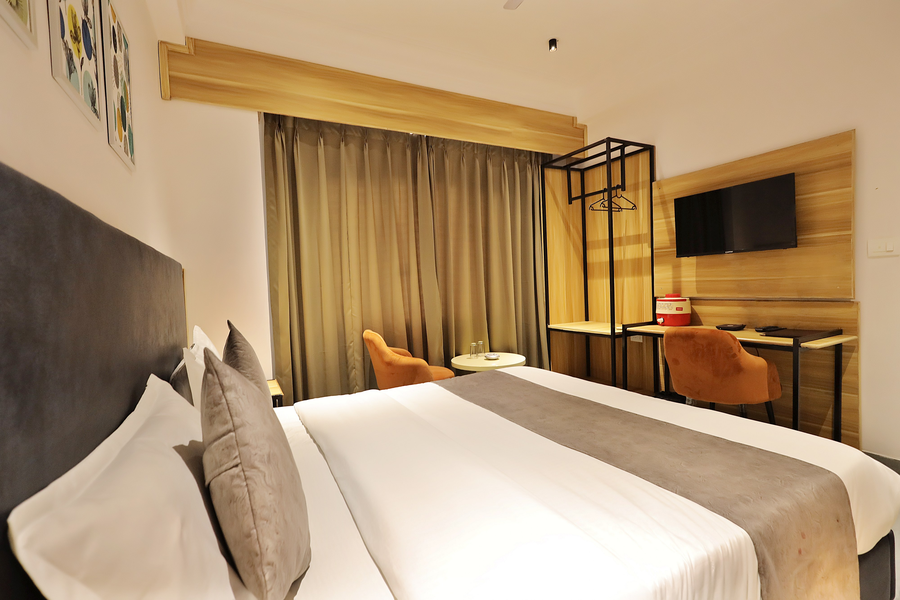 hotel sparkle inn just 400 meters from udaipur railway station