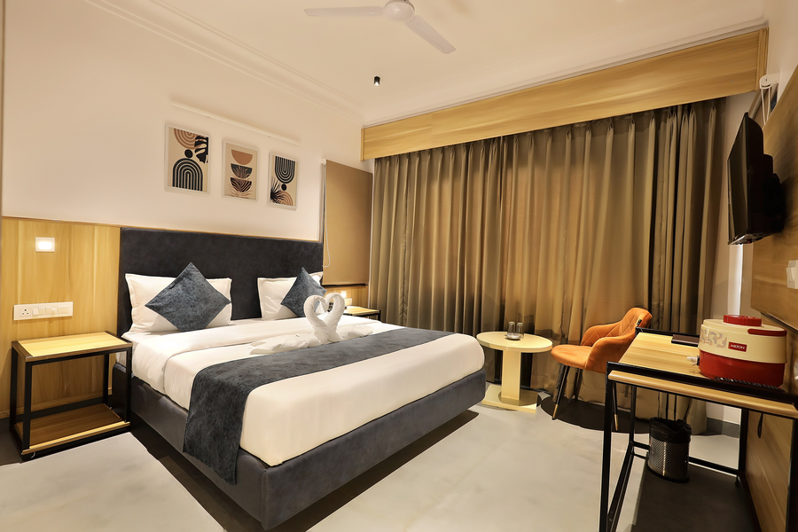 hotel sparkle inn just 400 meters from udaipur railway station