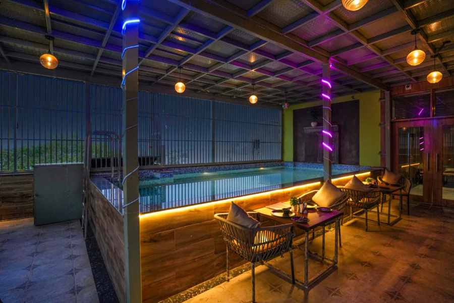 hotel sparkle inn just 400 meters from udaipur railway station