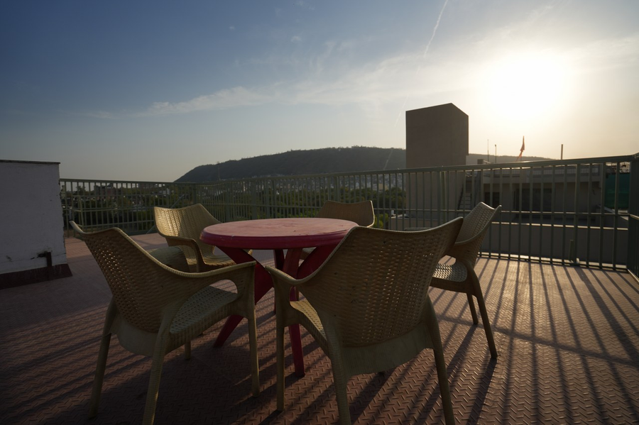 hotel sparkle inn just 400 meters from udaipur railway station