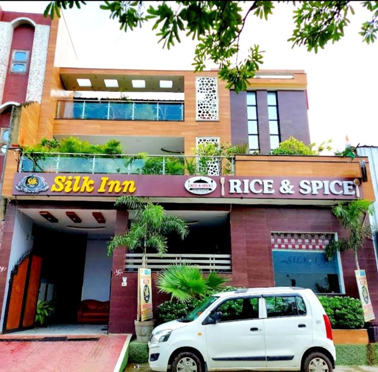 Silk Inn Luxury At No Cost,Gomti Nagar,2 star