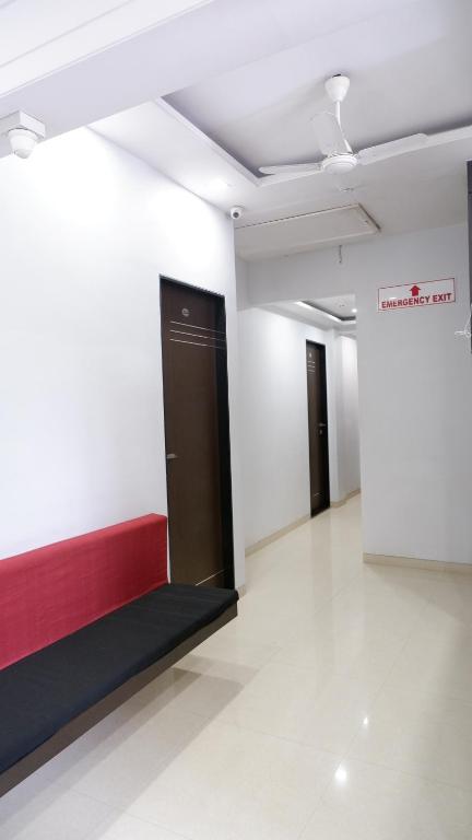 Hotel Briteway,278, Maulana Shaukat Ali Road, Navjeevan Society, Grant Road East, Kumbharwada, Mumbai, Maharashtra 400008,2 star