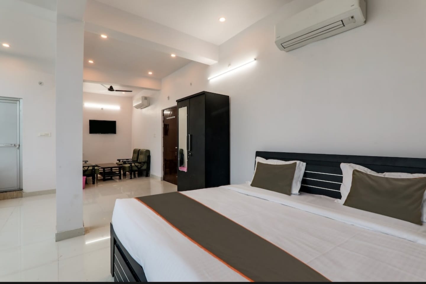 Divine Glory Hotel,Gomti Nagar,3 star