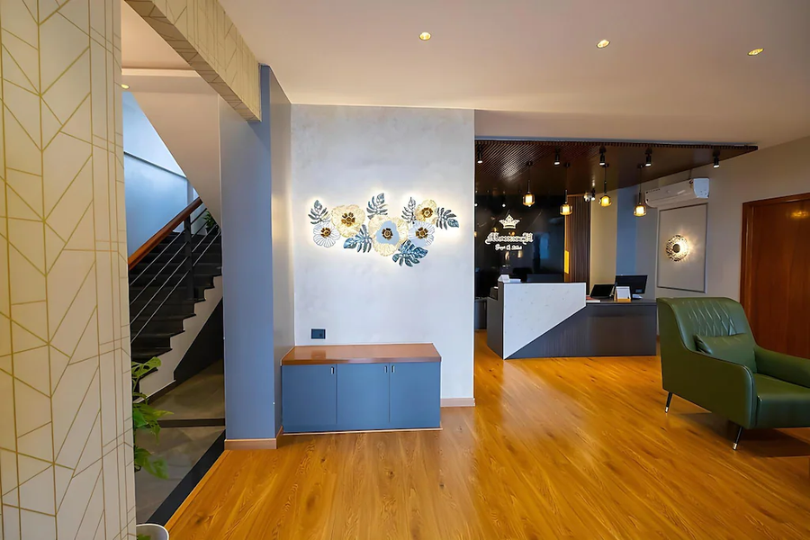 Monarch Guestline, Magarpatta,,3 star