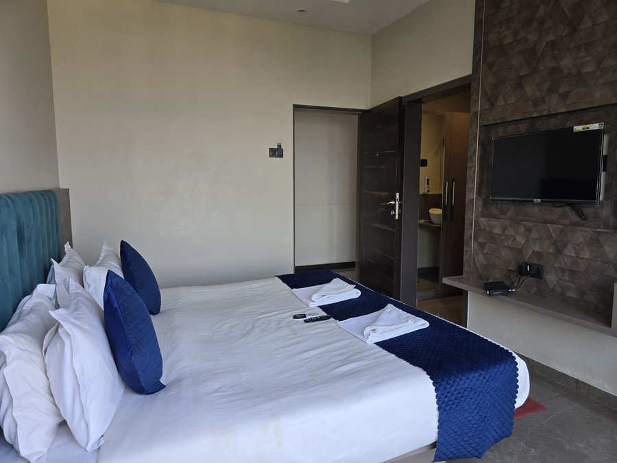 Hotel Holiday Plus,Bhose, Mahabaleshwar,2 star