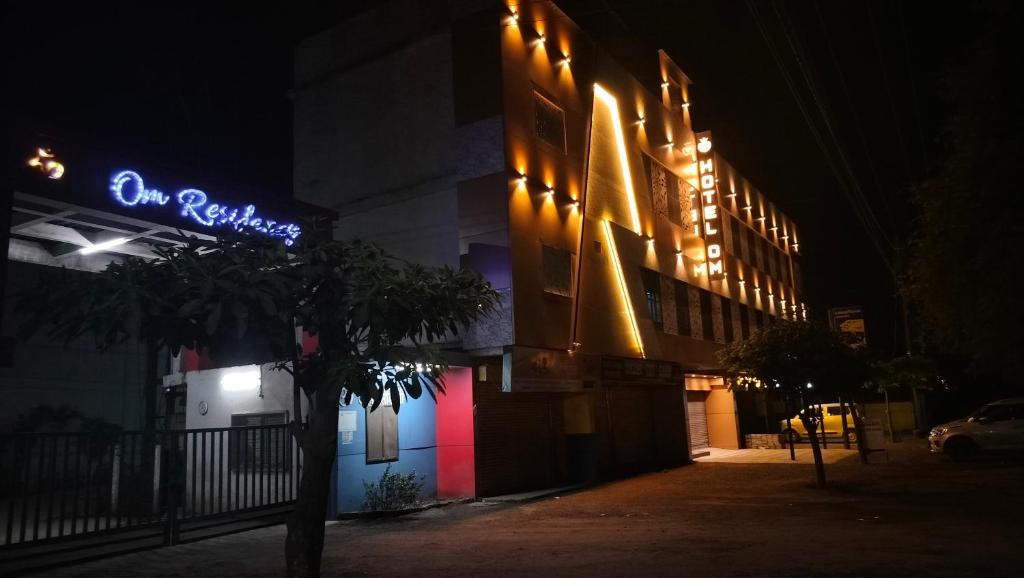 Hotel Om,Itarsi Rd,3 star