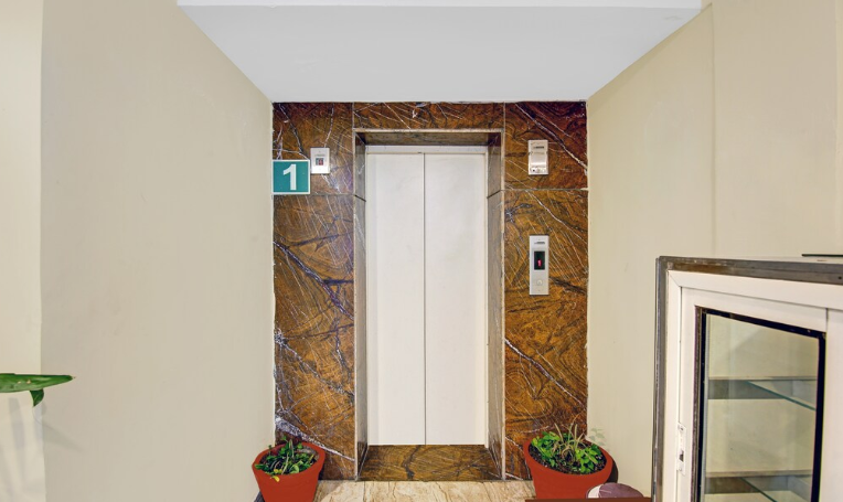 Hotel Howard International,Mall Rd,3 star