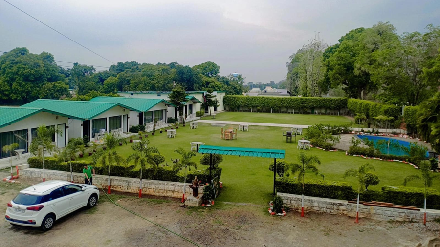 Six Seasons Resort,,2 star