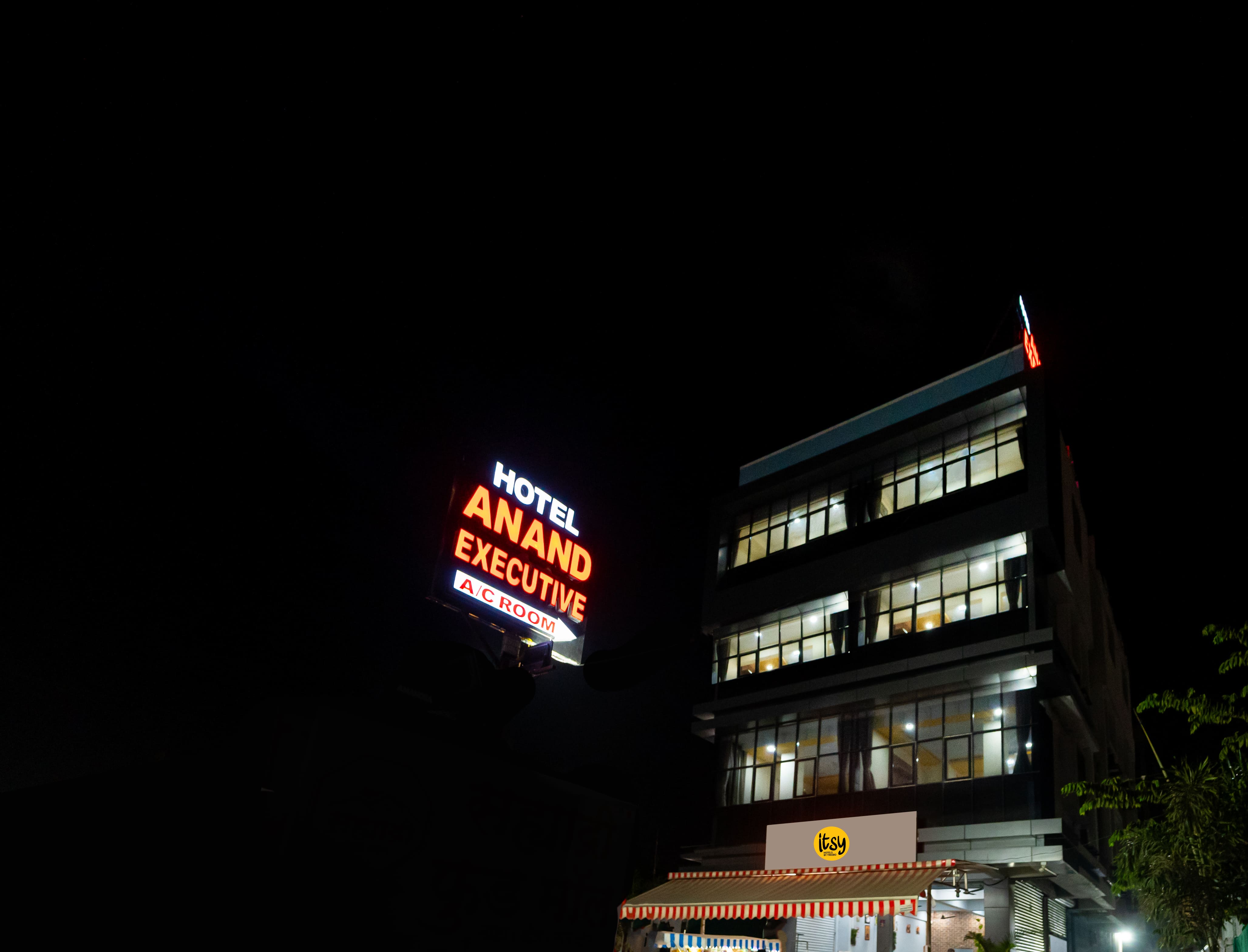 Itsy Hotels Anand Executive, Near Amanora,Hadapsar,3 star