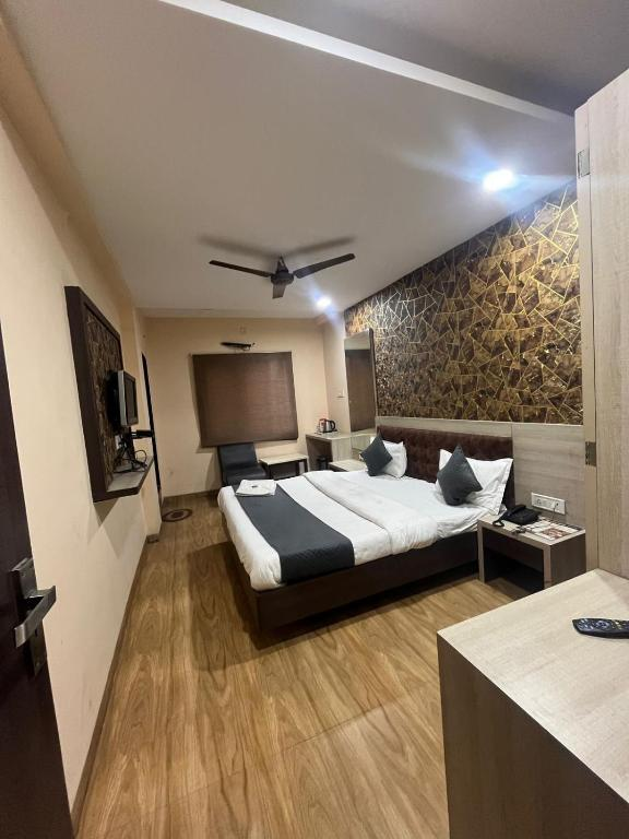 Prashant Hotel,Navlakha,3 star