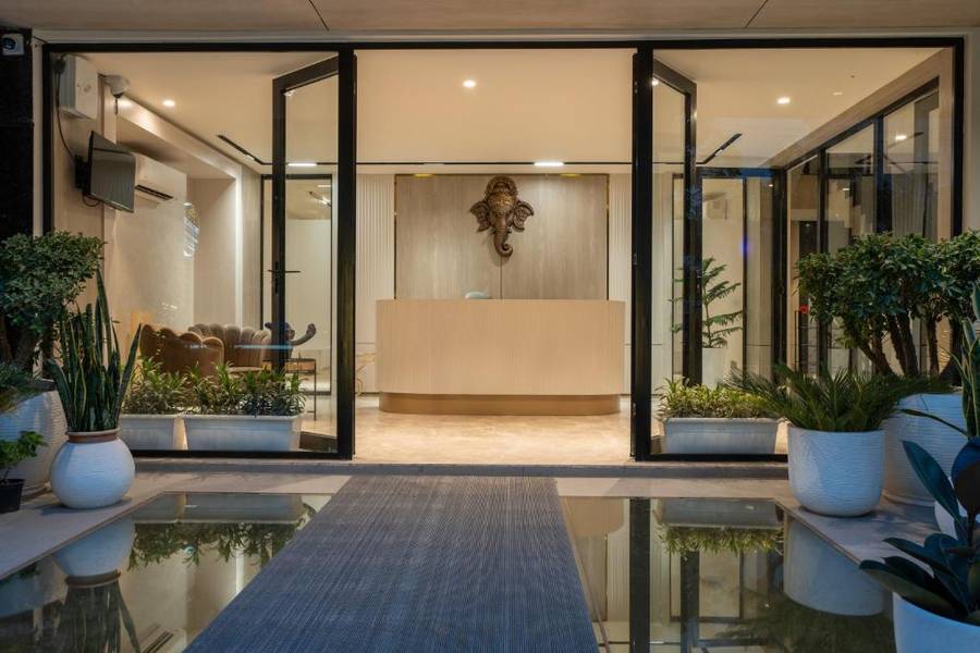 the lodgers luxury hotel near golf course road gurgaon